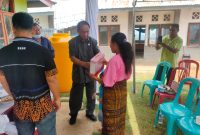 Ketua Partai NasDem Sikka Romanus Woga menyerahkan paket bantuan makanan tambahan, Rabu (12/1)
