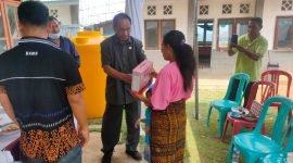 Ketua Partai NasDem Sikka Romanus Woga menyerahkan paket bantuan makanan tambahan, Rabu (12/1)
