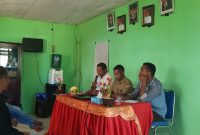 Kepala Desa Tuwa Fernandes Yandayani Wula (tengah) memimpin rapat koordinasi pencegahan stunting, Senin (24/1)