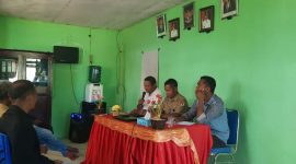 Kepala Desa Tuwa Fernandes Yandayani Wula (tengah) memimpin rapat koordinasi pencegahan stunting, Senin (24/1)