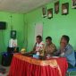 Kepala Desa Tuwa Fernandes Yandayani Wula (tengah) memimpin rapat koordinasi pencegahan stunting, Senin (24/1)