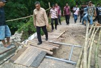 Bupati Sikka memantau jembatan jebol di Dusun Kangarusa Desa Wolowiro, Selasa (25/1) (foto: istimewa)