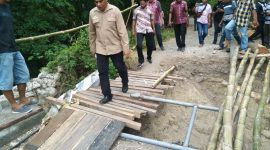 Bupati Sikka memantau jembatan jebol di Dusun Kangarusa Desa Wolowiro, Selasa (25/1) (foto: istimewa)