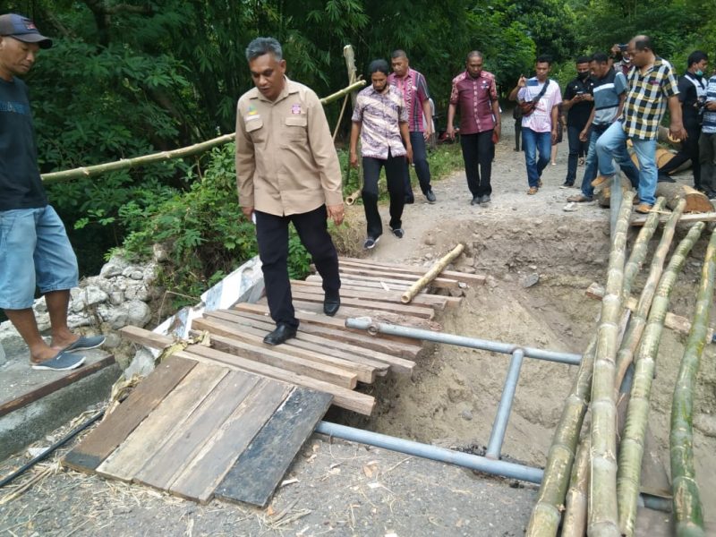 Bupati Sikka memantau jembatan jebol di Dusun Kangarusa Desa Wolowiro, Selasa (25/1) (foto: istimewa)
