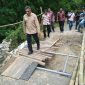 Bupati Sikka memantau jembatan jebol di Dusun Kangarusa Desa Wolowiro, Selasa (25/1) (foto: istimewa)
