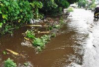 Luapan banjir di depan Panti Jompo Paduwau di Waipare Kecamatan Kangae, Kamis (26/1)