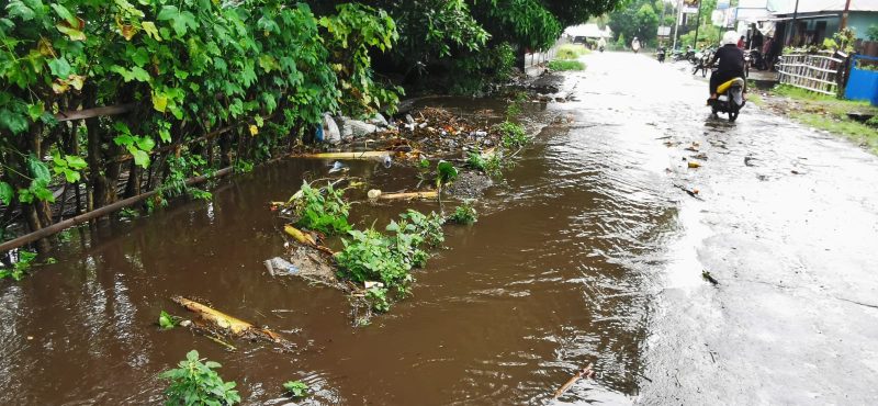 Luapan banjir di depan Panti Jompo Paduwau di Waipare Kecamatan Kangae, Kamis (26/1)