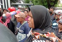 Seorang pedagang pasar yang teriak tagih janji kepada Bupati Sikka, Senin (31/1)
