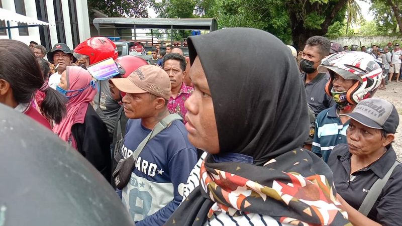 Seorang pedagang pasar yang teriak tagih janji kepada Bupati Sikka, Senin (31/1)