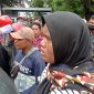 Seorang pedagang pasar yang teriak tagih janji kepada Bupati Sikka, Senin (31/1)