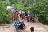 Warga Desa Masabewa evakuasi kendaraan roda dua, Rabu (19/1)