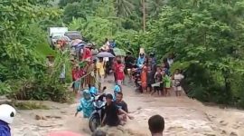 Warga Desa Masabewa evakuasi kendaraan roda dua, Rabu (19/1)