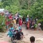 Warga Desa Masabewa evakuasi kendaraan roda dua, Rabu (19/1)