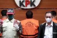 Penyidik menunjukkan barang bukti saat ungkap kasus operasi tangkap tangan Bupati Langkat Terbit Rencana Peranginangin di Gedung KPK, Jakarta Selatan, Kamis (20/1) dinihari (foto: istimewa)