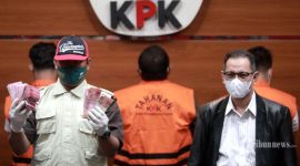 Penyidik menunjukkan barang bukti saat ungkap kasus operasi tangkap tangan Bupati Langkat Terbit Rencana Peranginangin di Gedung KPK, Jakarta Selatan, Kamis (20/1) dinihari (foto: istimewa)