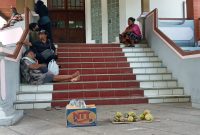 Pedagang menggelar dagangan di Gedung DPRD Sikka, Senin (31/1)