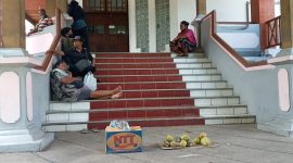 Pedagang menggelar dagangan di Gedung DPRD Sikka, Senin (31/1)