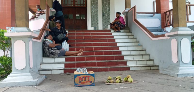 Pedagang menggelar dagangan di Gedung DPRD Sikka, Senin (31/1)