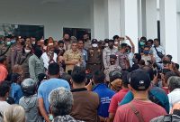 Bupati Sikka di hadapan ratusan pedagang pasar yang melakukan aksi di Kantor Bupati Sikka, Senin (31/1)