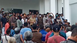 Bupati Sikka di hadapan ratusan pedagang pasar yang melakukan aksi di Kantor Bupati Sikka, Senin (31/1)
