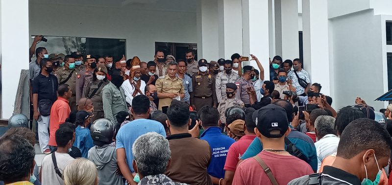 Bupati Sikka di hadapan ratusan pedagang pasar yang melakukan aksi di Kantor Bupati Sikka, Senin (31/1)