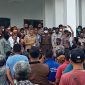 Bupati Sikka di hadapan ratusan pedagang pasar yang melakukan aksi di Kantor Bupati Sikka, Senin (31/1)