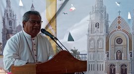 Uskup Maumere Mgr Edwaldus Martinus Sedu membawakan sambutan pada acara peletakkan batu pertama pembangunan menara lonceng, Rabu (2/2) 