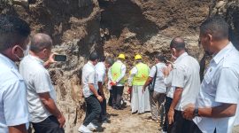 Suasana peletakkan batu pertama pembangunan menara lonceng di Gelora Samador da Cunha Maumere, Rabu (2/2)