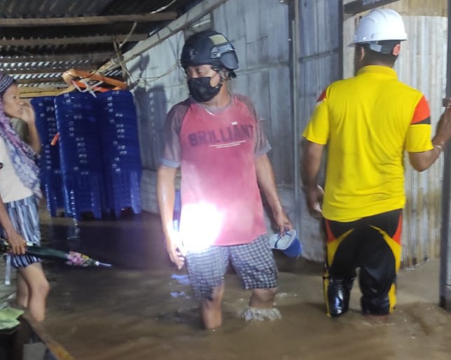 Banjir rendam salah satu rumah warga di Desa Talibura, Jumat (4/2)
