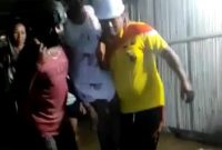 Polisi mengevakuasi ibu hamil korban banjir, Jumat (4/2)