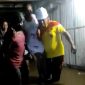 Polisi mengevakuasi ibu hamil korban banjir, Jumat (4/2)