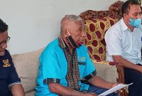 Kuasa hukum PT Krisrama Antonius Stefanus (baju biru) sedang memberikan keterangan terkait tanah eks HGU Nangahale, Sabtu (5/2)