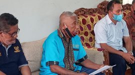 Kuasa hukum PT Krisrama Antonius Stefanus (baju biru) sedang memberikan keterangan terkait tanah eks HGU Nangahale, Sabtu (5/2)