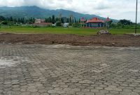 Suasana pada lokasi pembangunan menara lonceng di Gelora Samador da Cunha Maumere, Sabtu (5/2)