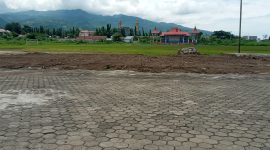 Suasana pada lokasi pembangunan menara lonceng di Gelora Samador da Cunha Maumere, Sabtu (5/2)