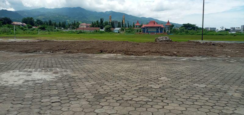 Suasana pada lokasi pembangunan menara lonceng di Gelora Samador da Cunha Maumere, Sabtu (5/2)