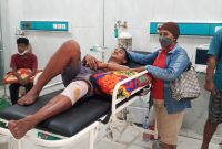 Korban tebasan saja di Kios Maju Jaya, sedang dalam perawatan di IGD RSUD TC Hillers Maumere, Minggu (6/2) 