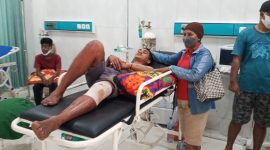 Korban tebasan saja di Kios Maju Jaya, sedang dalam perawatan di IGD RSUD TC Hillers Maumere, Minggu (6/2) 