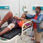 Korban tebasan saja di Kios Maju Jaya, sedang dalam perawatan di IGD RSUD TC Hillers Maumere, Minggu (6/2) 