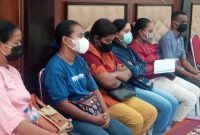 Beberapa relawan mengikuti rapat dengar pendapat terkait insentif tenaga kesehatan dan relawan, Kamis (10/2) 