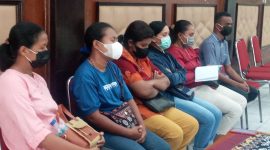 Beberapa relawan mengikuti rapat dengar pendapat terkait insentif tenaga kesehatan dan relawan, Kamis (10/2) 