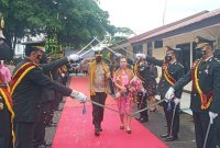 Tradisi pedang pora sambut kedatangan Kapolres Sikka AKBP Nelson Pilipe Diaz Quintas, Sabtu (12/2)
