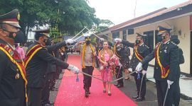 Tradisi pedang pora sambut kedatangan Kapolres Sikka AKBP Nelson Pilipe Diaz Quintas, Sabtu (12/2)
