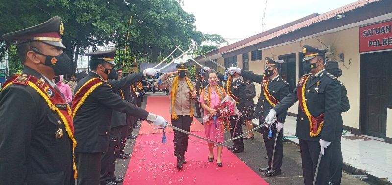 Tradisi pedang pora sambut kedatangan Kapolres Sikka AKBP Nelson Pilipe Diaz Quintas, Sabtu (12/2)
