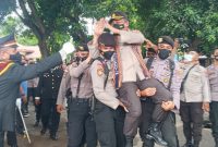 Beberapa polisi menggendong mantan Kapolres Sikka AKBP Sajimin, Sabtu (12/2)