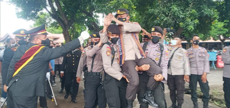 Beberapa polisi menggendong mantan Kapolres Sikka AKBP Sajimin, Sabtu (12/2)