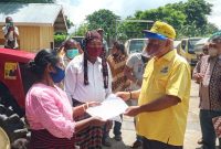 Anggota DPR RI Melchias Markus Mekeng menyerahkan traktor kepada Ketua Kelompok Tani Poing Peni Laurensia Delima, Senin (14/2) 