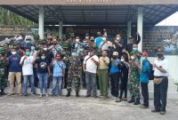 Puluhan wartawan yang bertugas di Kabupaten Sikka pose bersama Dandim Sikka Letkol Inf Muhammad Jafar