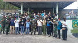 Puluhan wartawan yang bertugas di Kabupaten Sikka pose bersama Dandim Sikka Letkol Inf Muhammad Jafar