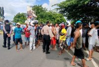 Warga berkerumun di tempat kejadian perkaran di Kios Maju Jaya Nangameting, Minggu (6/2)